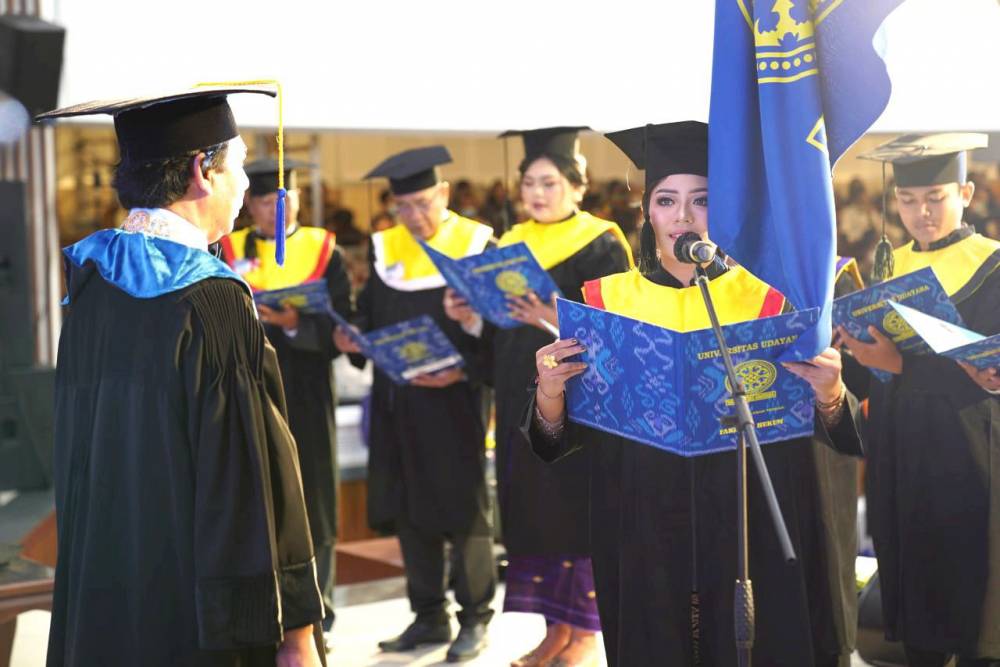 Udayana University Holds 148th Graduation Full Offline, Rector Frees 779 Graduates
