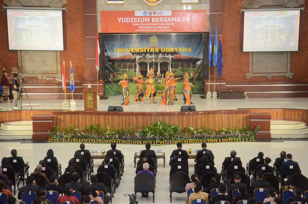 Fakultas Ekonomi dan Bisnis Universitas Udayana Gelar Yudisium Bersama Ke IV Tahun 2022
