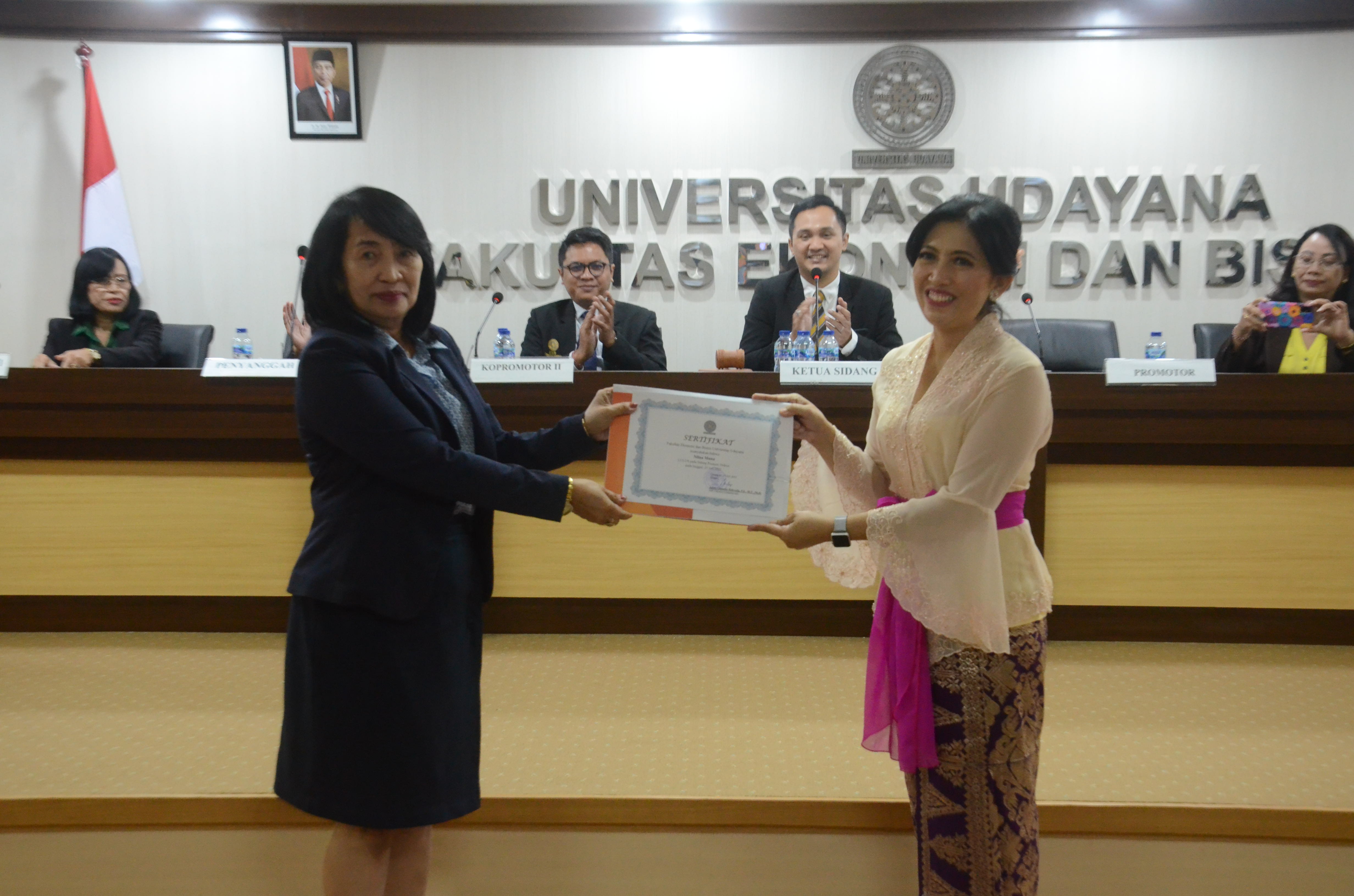 Nilna Muna, S.E., MM Student of the Management Doctoral Study Program, Faculty of Economics and Business, Udayana University officially holds a doctorate on Monday, July 25, 2022